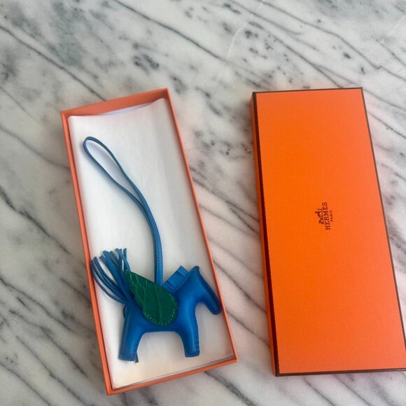 🇫🇷 - Hermès: Pegase Alligator Milo Lambskin Rodeo Charm PM - Blue & Green - Picture 2 of 3